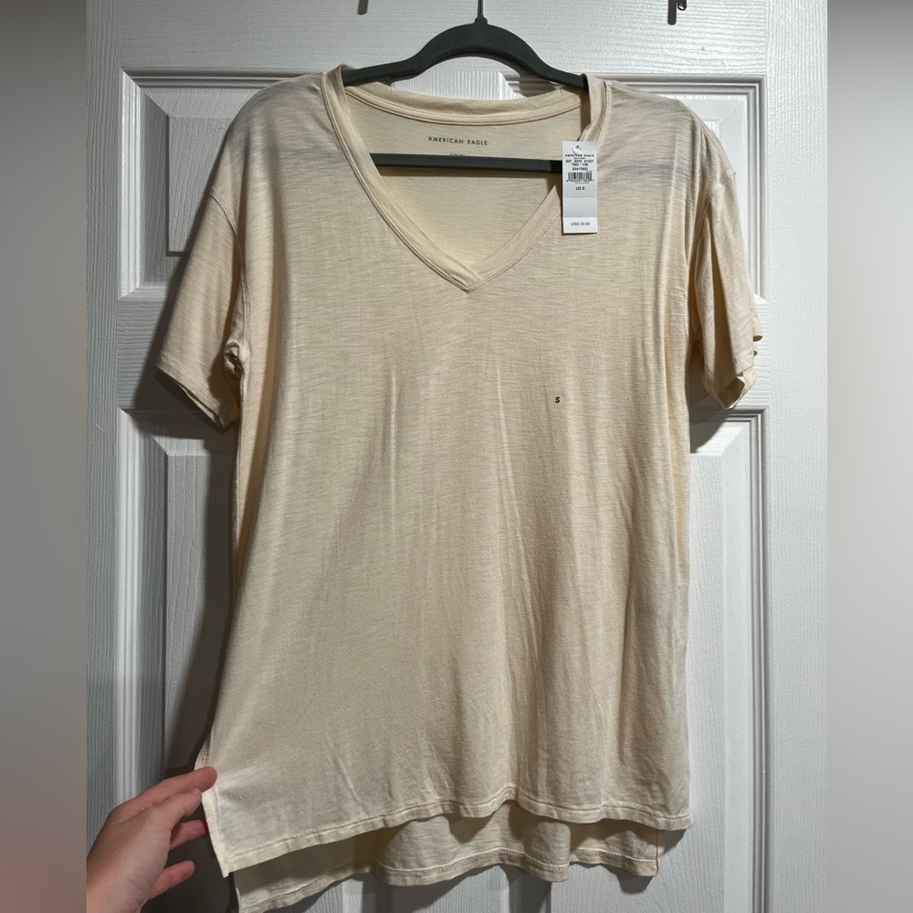 American Eagle Short Sleeve V Neck